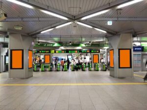 J・ADビジョン ステーションネットワーク単駅  浦和改札口｜浦和駅の改札内外にある映像広告