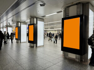 J・ADビジョン ステーションネットワーク単駅  横浜セット｜駅中央通路・南改札にある柱型の映像広告