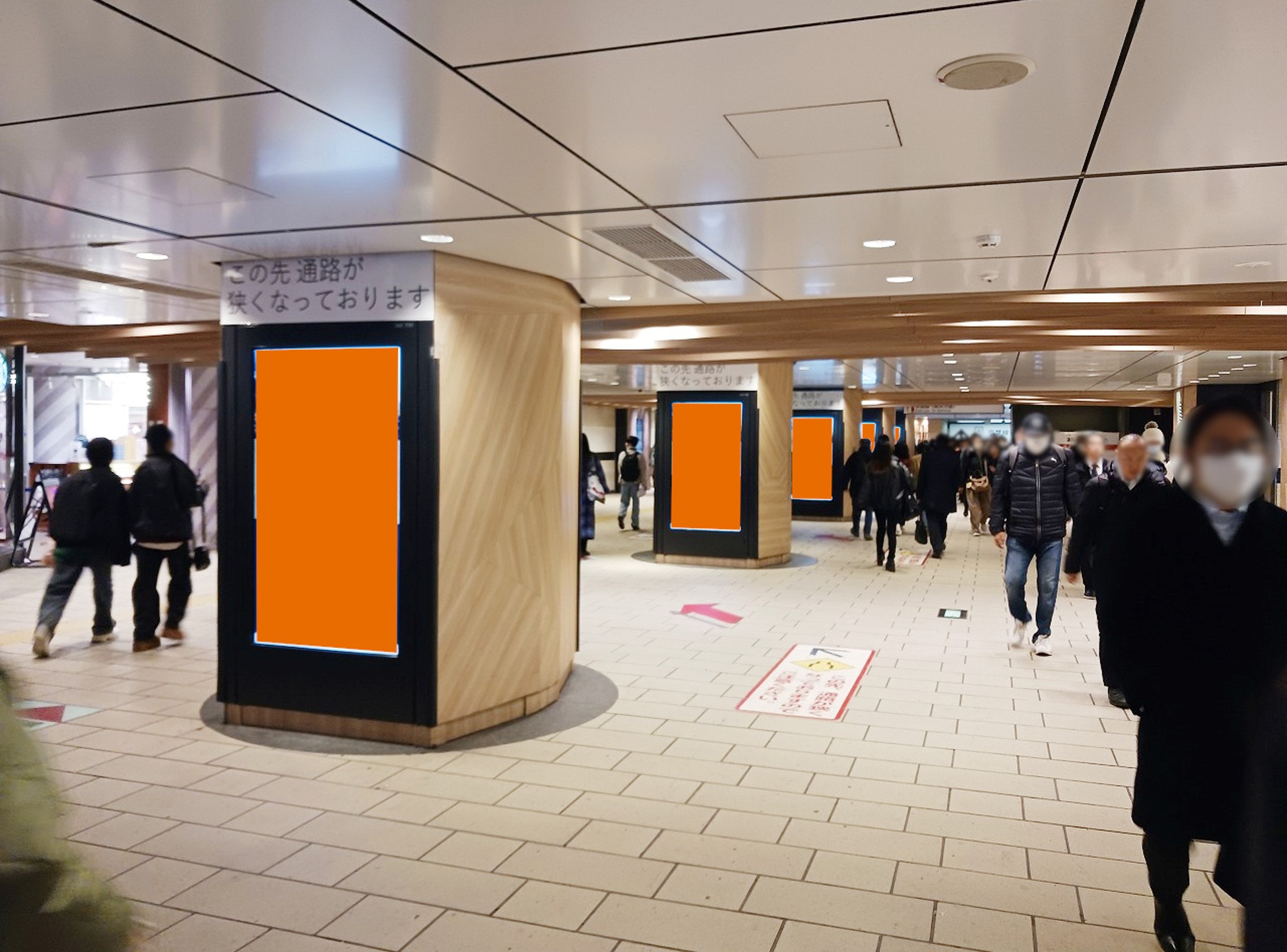 J・ADビジョン東京駅京葉通路の実際の現地写真です。縦長の柱タイプの映像広告です。