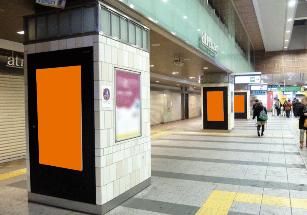 JR巣鴨駅改札外に設置された柱3本、6面のデジタルサイネージです。