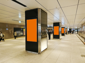 J・ADビジョン ステーションネットワーク単駅 東京駅丸の内地下連絡通路｜丸ノ内線との連絡通路に設置された映像広告