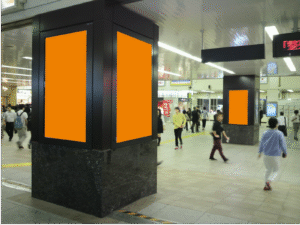J・ADビジョン ステーションネットワーク単駅 大宮駅東口｜駅改札外東口方面にある柱型の映像広告