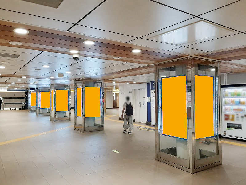 東京メトロ上野駅の日比谷線改札の外通路にあるデジタルサイネージ広告の写真です。