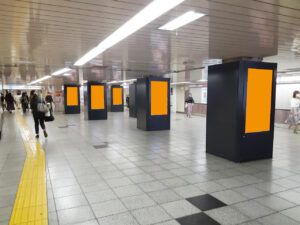 MCV 単駅1monthスポット 新宿駅 東改札 B11出口前｜通勤者・買物客・観光客・乗換客向けの駅構内デジタルサイネージ広告