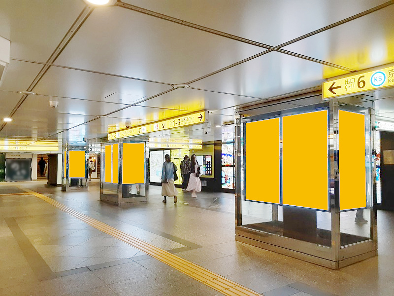 東京メトロ上野駅の銀座線改札の外通路にあるデジタルサイネージ広告の写真です。JR在来線や新幹線に乗り換える方がこの通路を通行します。
