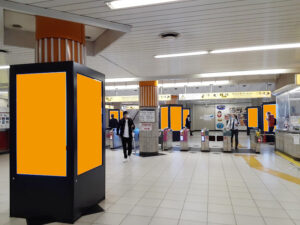 MCV 単駅1monthスポット 溜池山王駅 銀座線溜池交差点方面改札｜官公庁・企業本社勤務者・来訪ビジネス客向け 駅構内デジタルサイネージ