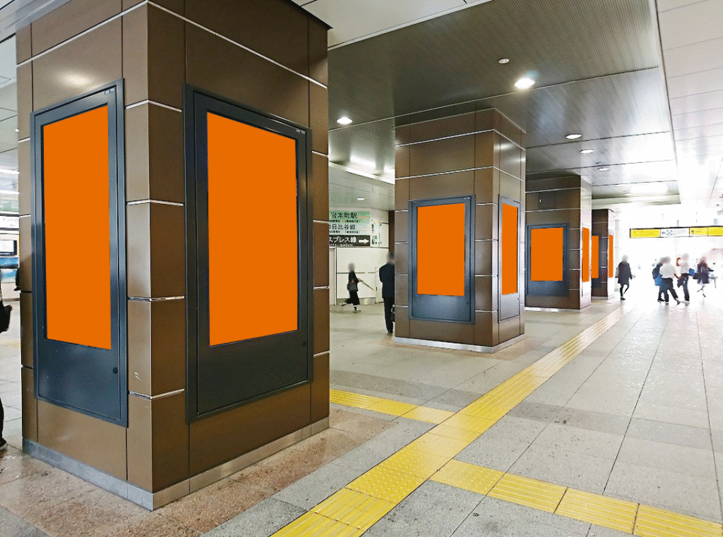 秋葉原駅の電気街口にある柱タイプのデジタルサイネージ広告です。縦型の映像を流します。