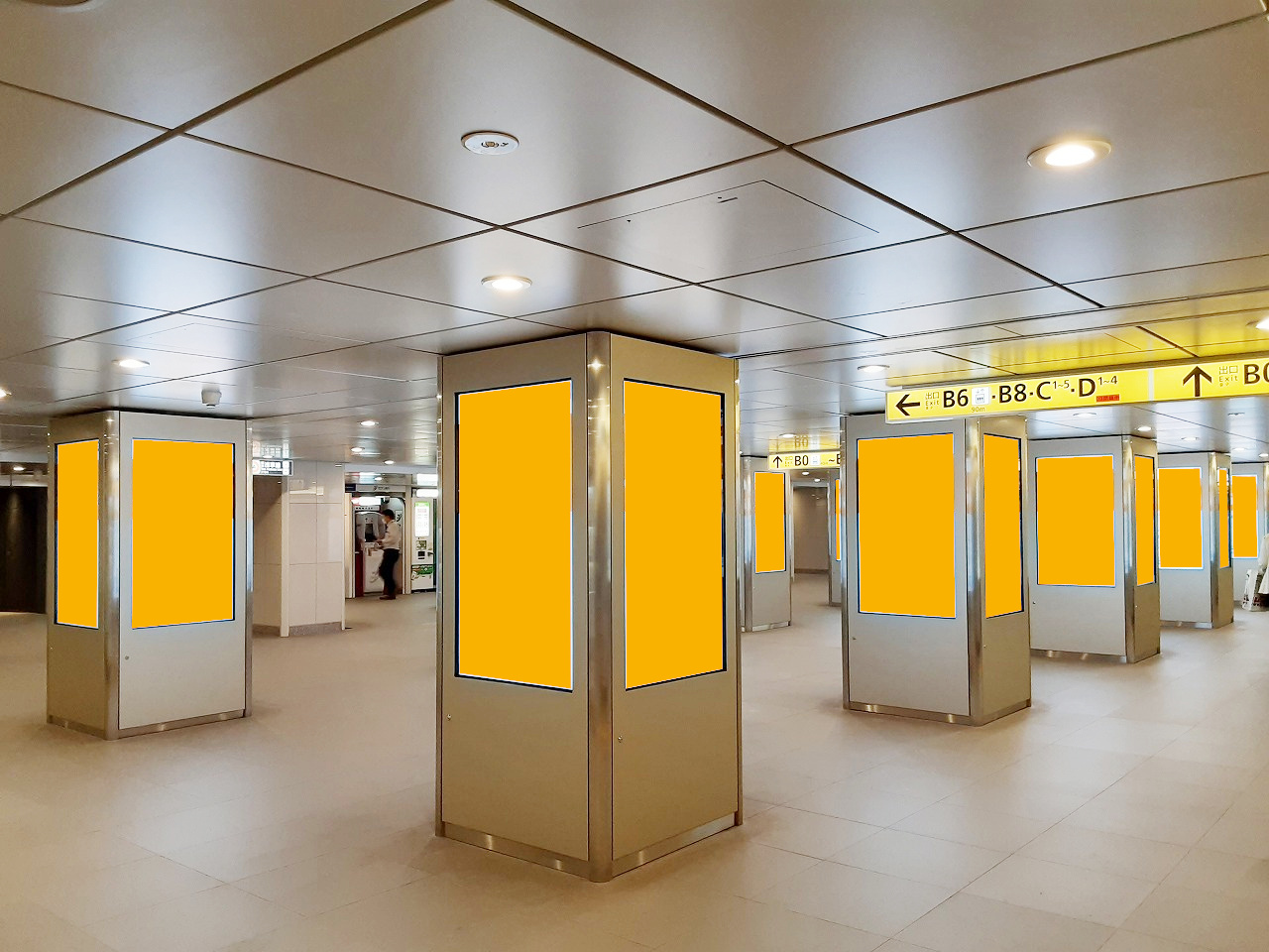 日本橋駅の構内で展開する縦型のデジタルサイネージ広告の写真です