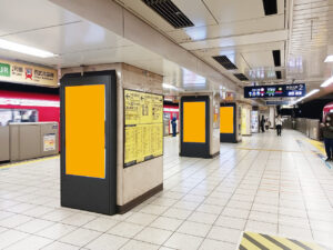 MCV 単駅1monthスポットパッケージ 池袋駅｜丸ノ内線ホーム・副都心線改札外コンコースにある柱型の映像広告