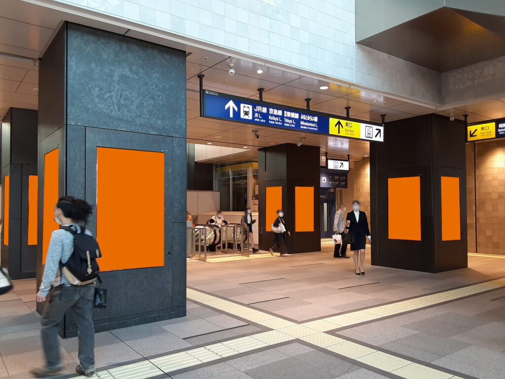 JR横浜駅西口に設置された4柱12面のデジタルサイネージです。