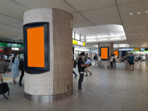 J・ADビジョン ステーションネットワーク単駅 恵比寿駅西口｜西口改札を出たすぐそばに設置された3柱・8面の液晶サイネージ広告