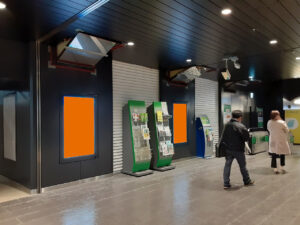 J・ADビジョン ステーションネットワーク単駅 有楽町駅中央改札口｜改札目の前に設置された2面液晶ディスプレイの映像広告