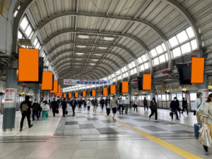 J･ADビジョン 単駅 品川駅自由通路セット｜品川駅自由通路にある44面の映像広告