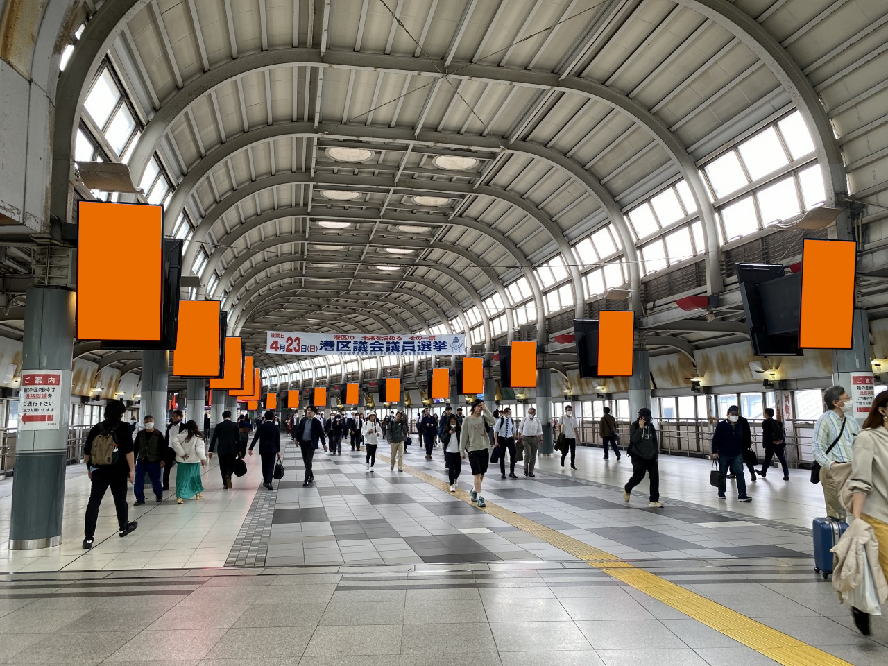 品川駅駅自由通路に設置されている44面のデジタルサイネージです。