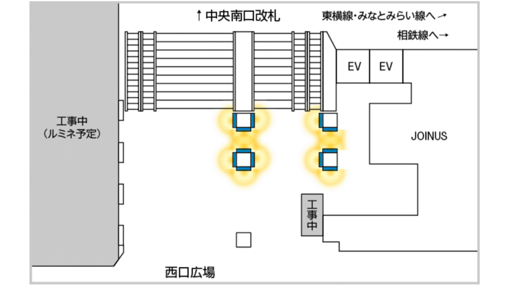 横浜駅西口に設置された4柱のデジタルサイネージです。右にルミネ、左にjoinusがあります