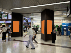 水戸駅改札外コンコース｜改札外の好立地で高い視認性を誇る水戸駅動画広告