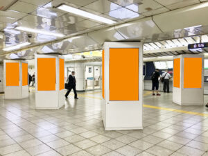 MCV 単駅1monthスポット 高田馬場駅 JR線・西武新宿線方面改札｜東西線エリア 改札外コンコースにある柱型の映像広告