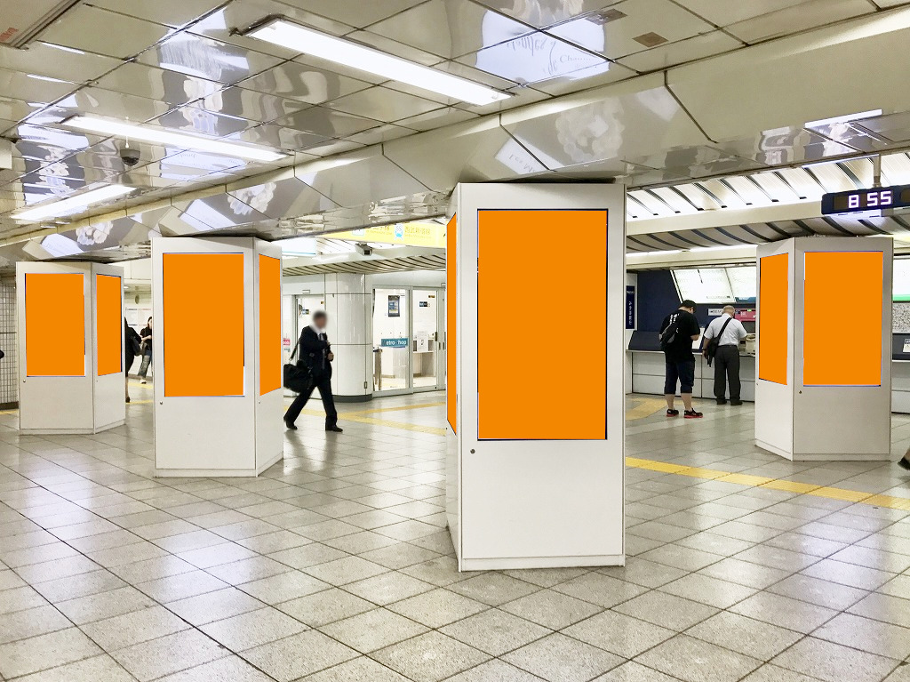 高田馬場駅の構内で展開する縦型のデジタルサイネージ広告の写真です
