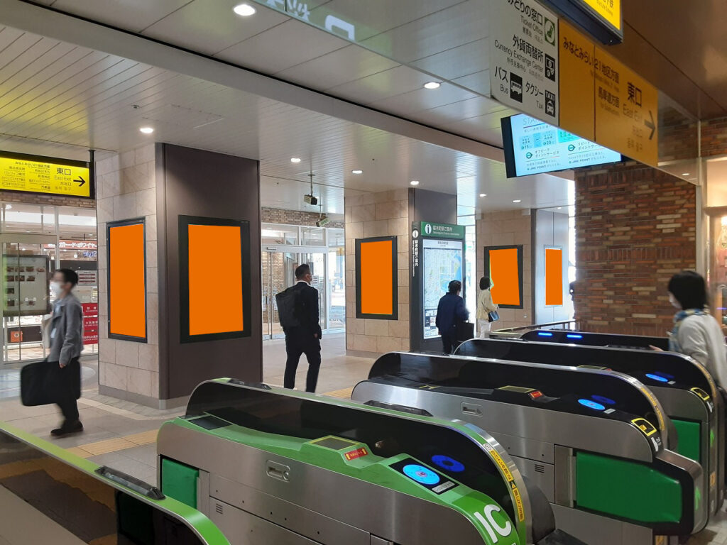 桜木町駅に設置された6面11柱のデジタルサイネージです。