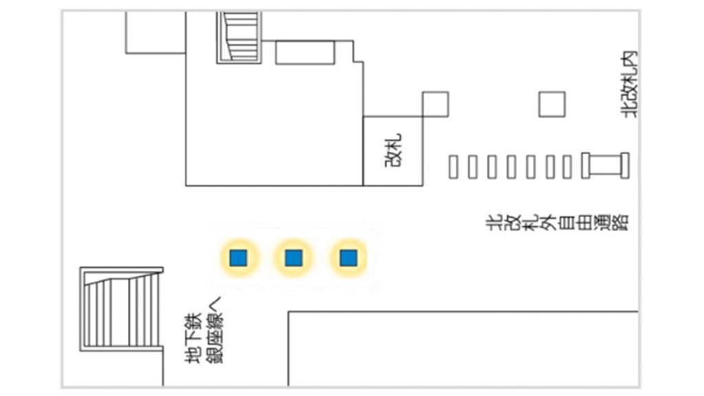 新橋駅北改札外にある映像広告です