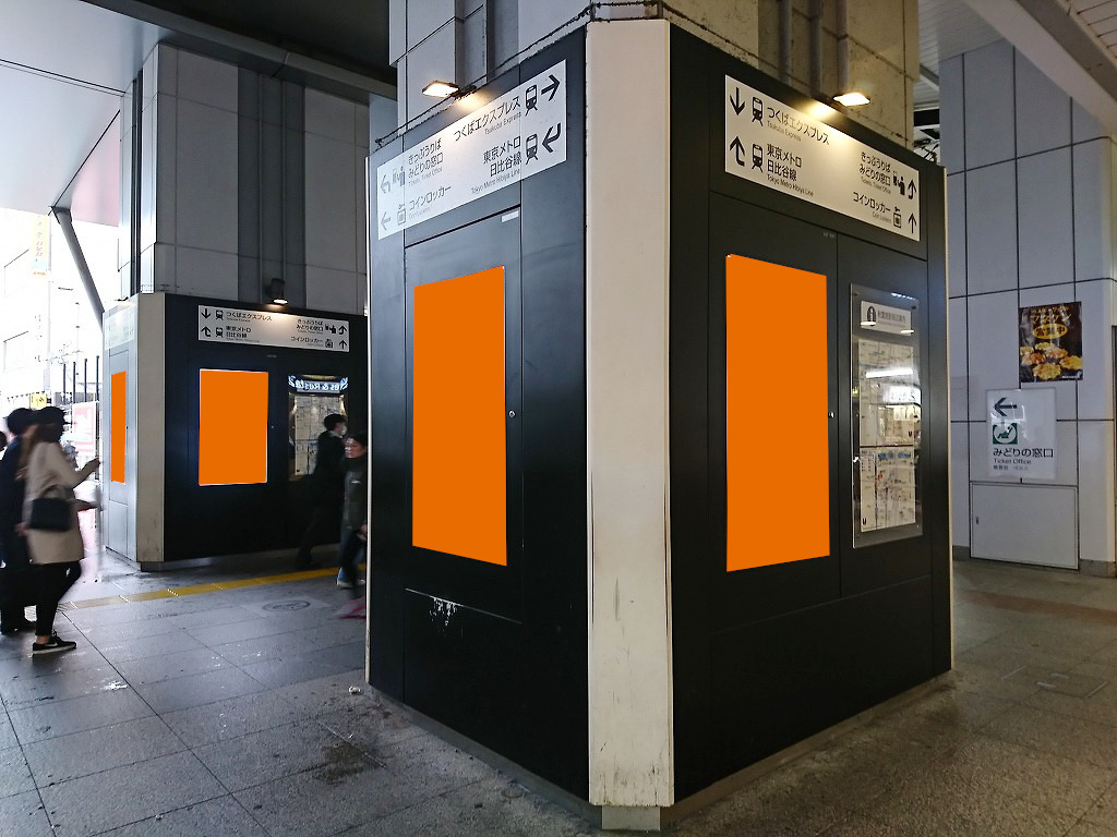 秋葉原駅昭和通り口に設置された2柱8面のデジタルサイネージです。