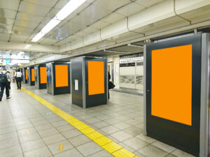 MCV 単駅1monthスポット 秋葉原駅 JR秋葉原駅方面改札｜日比谷線エリア 改札外コンコースにある柱型の映像広告