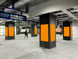 MCV 単駅1monthスポット 虎ノ門ヒルズ駅 改札内｜日比谷線エリア 改札内コンコースにある柱型の映像広告