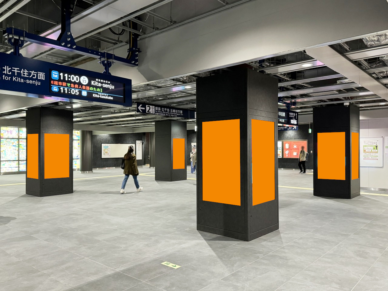 虎ノ門ヒルズ駅の構内で展開する縦型のデジタルサイネージ広告の写真です