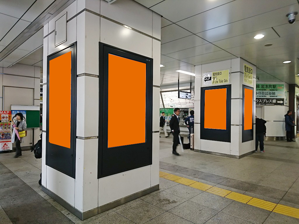 秋葉原駅電気街口に設置された2柱8面のデジタルサイネージです。