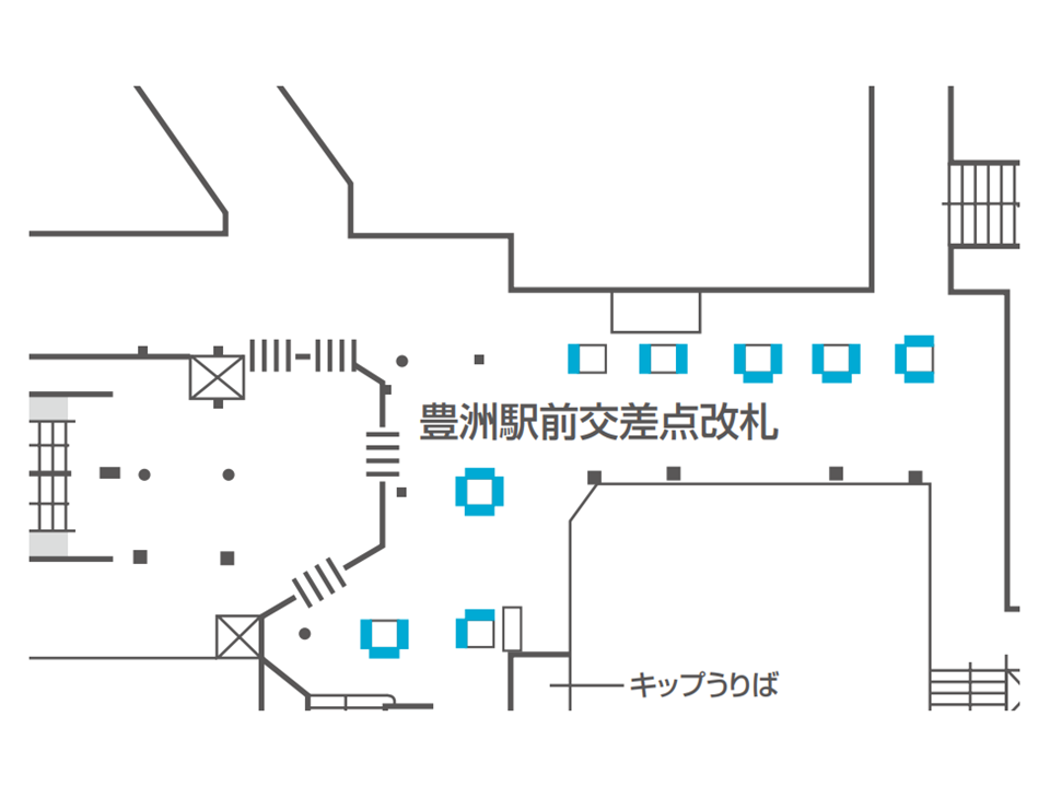 豊洲駅のどこにデジタルサイネージが設置されているか説明している画像です。豊洲駅前交差点改札のそば