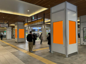 J・ADビジョン ステーションネットワーク単駅 新宿駅甲州街道改札｜新宿駅の甲州街道改札内に設置された映像広告です