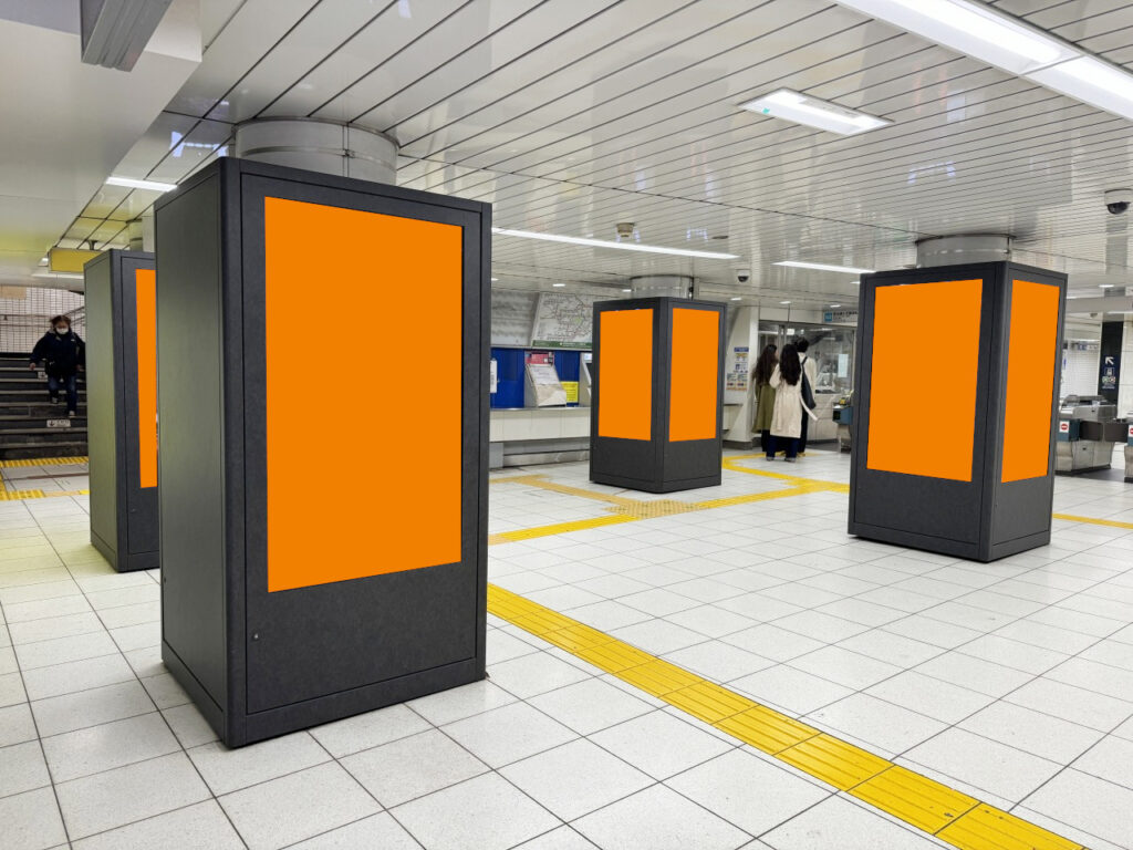 明治神宮前(原宿)駅の構内で展開する縦型のデジタルサイネージ広告の写真です