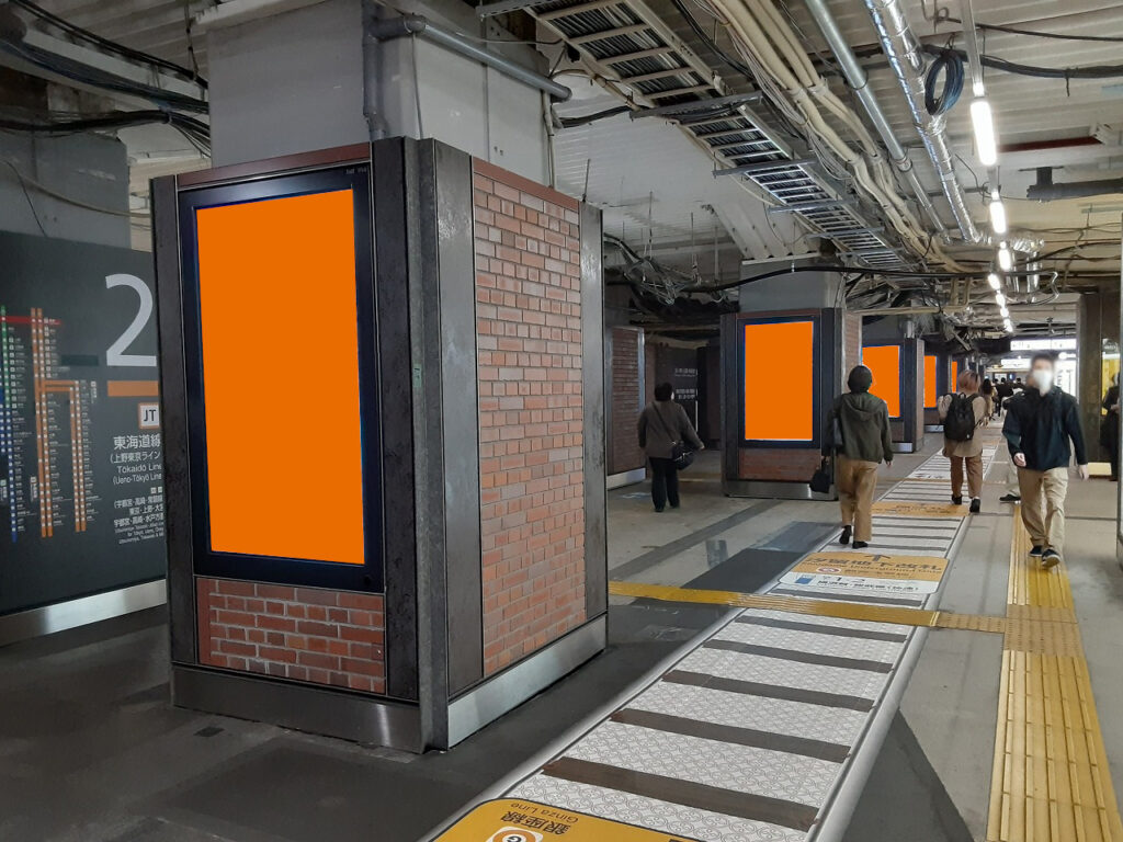 新橋駅の改札内の南北通路は全ホームからの通過地点で7柱14面に設置されているデジタルサイネージです。