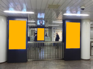 MCV 単駅1monthスポット 豊洲駅 ららぽーと方面改札｜有楽町線エリア 改札外コンコースにある柱型の映像広告