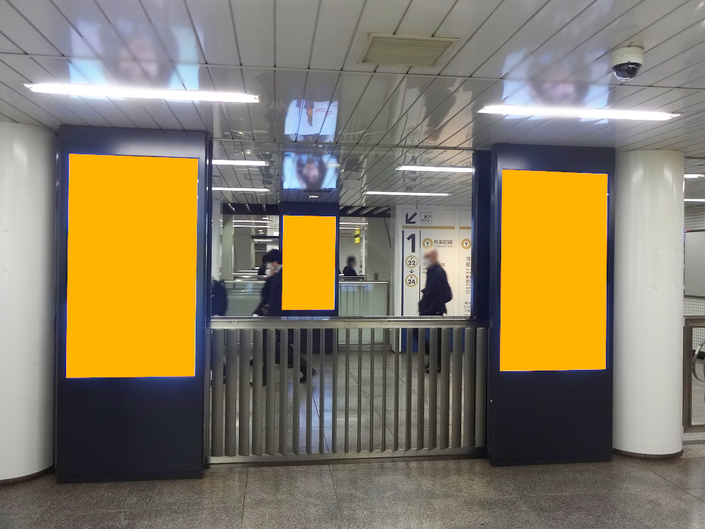 豊洲駅の構内で展開する縦型のデジタルサイネージ広告の写真です