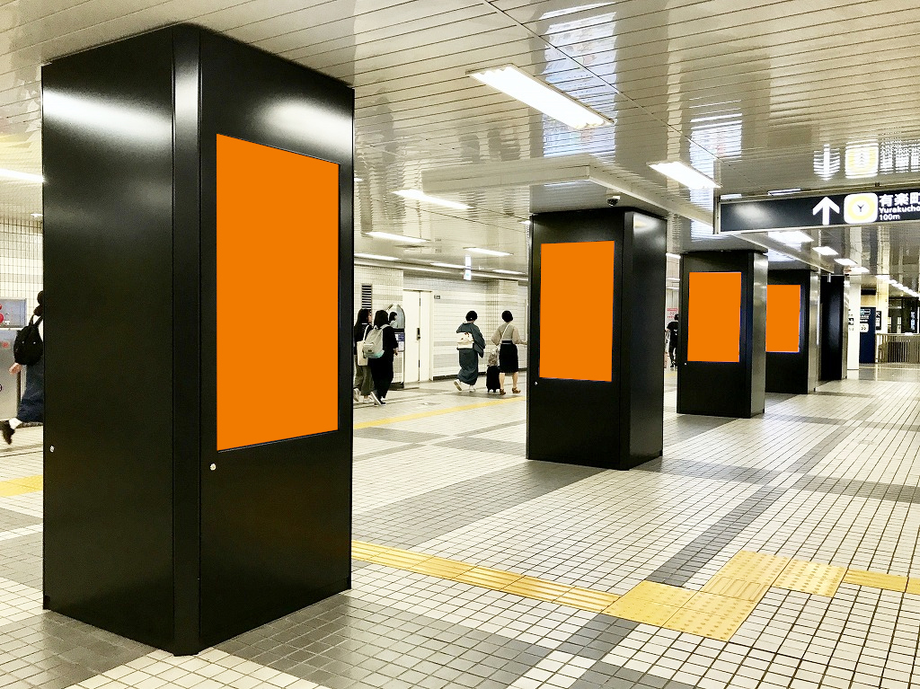 豊洲駅の構内で展開する縦型のデジタルサイネージ広告の写真です