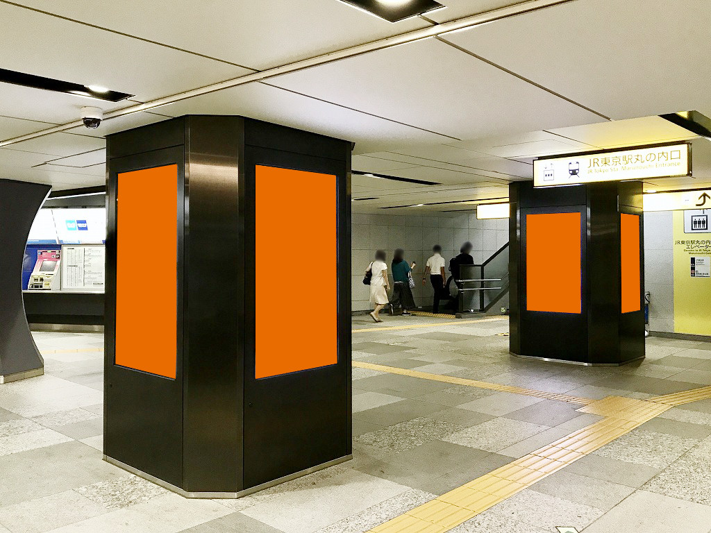 大手町駅の構内で展開する縦型のデジタルサイネージ広告の写真です