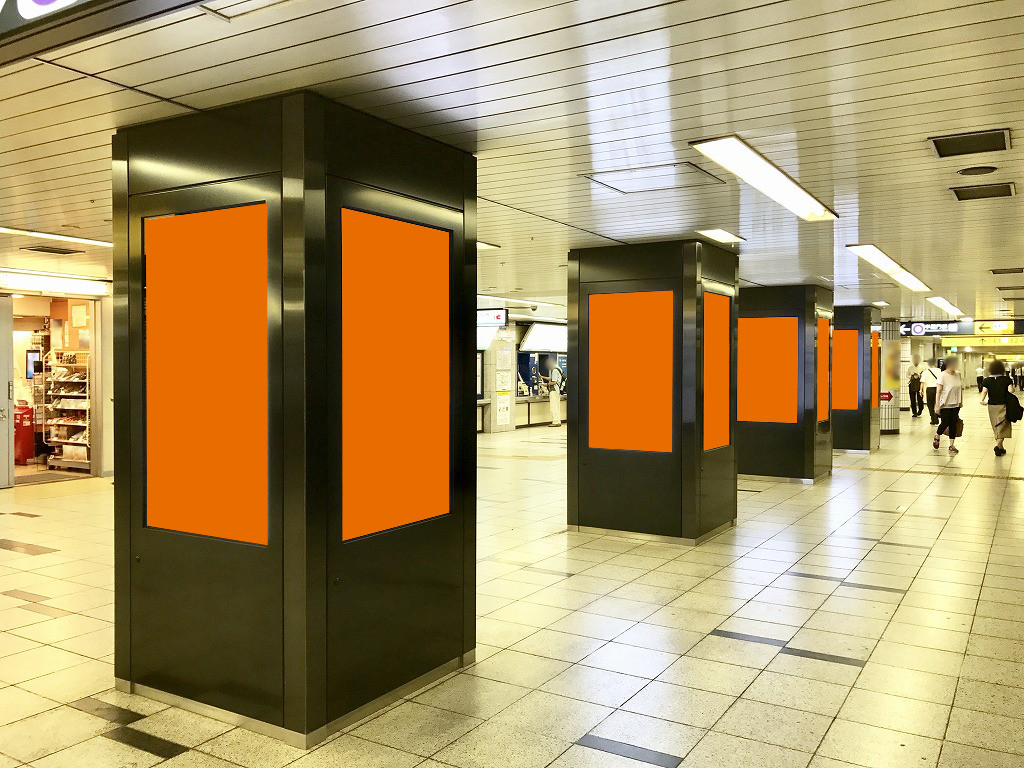 大手町駅の構内で展開する縦型のデジタルサイネージ広告の写真です