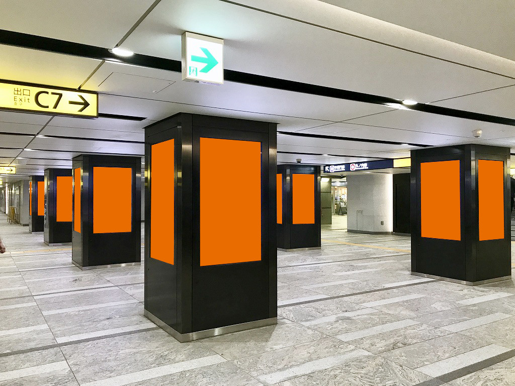 大手町駅の構内で展開する縦型のデジタルサイネージ広告の写真です