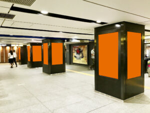 MCV 単駅ロール1week 大手町駅 全エリア｜各路線エリアにある柱型の映像広告