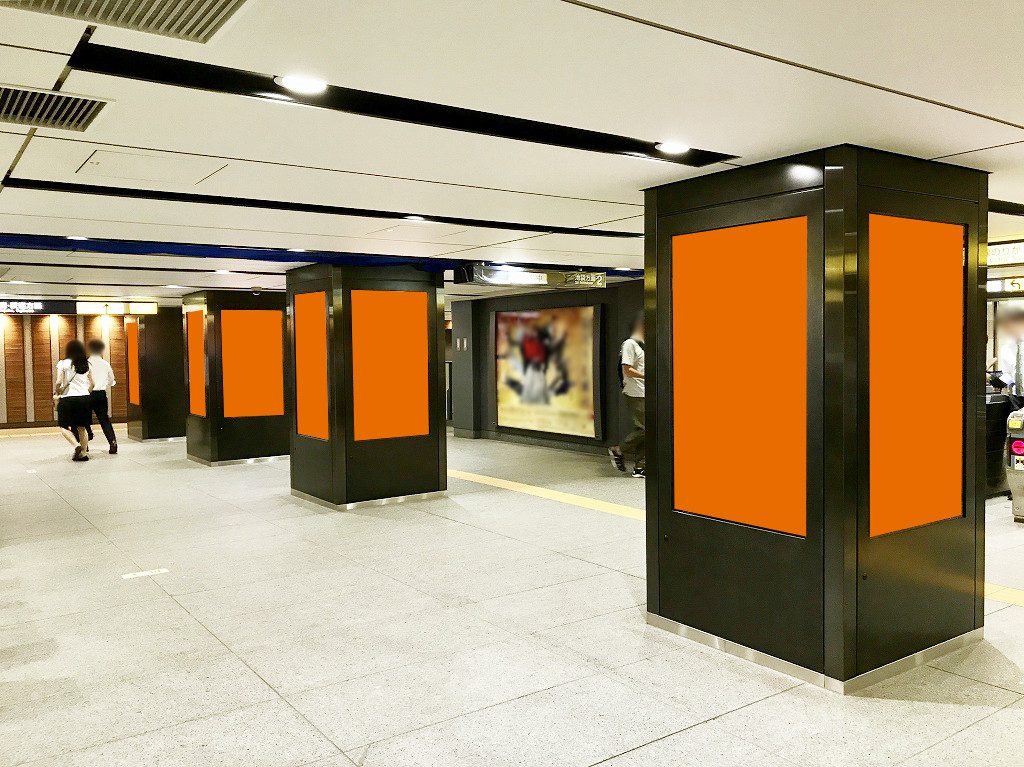 大手町駅の構内で展開する縦型のデジタルサイネージ広告の写真です