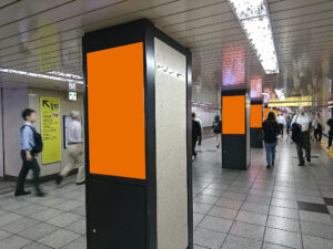 MCV 単駅ロール1week 新宿三丁目駅 新宿駅方面通路｜丸の内線エリア 駅構内通路にある柱型の映像広告