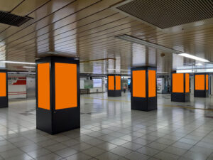 MCV 単駅ジャック 新宿駅|定期券うりば前にある柱型の映像広告