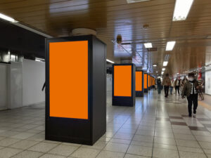 MCV 単駅ジャック 新宿駅|プロムナードにある柱型の映像広告