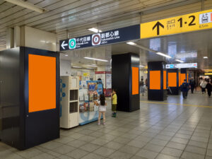 MCV 単駅ジャック 明治神宮前(原宿)駅|代々木公園方面改札にある柱型の映像広告