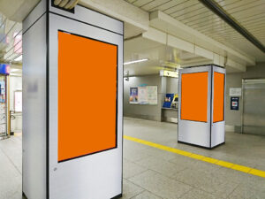 MCV 単駅ジャック 六本木駅｜西麻布方面改札にある柱型の映像広告