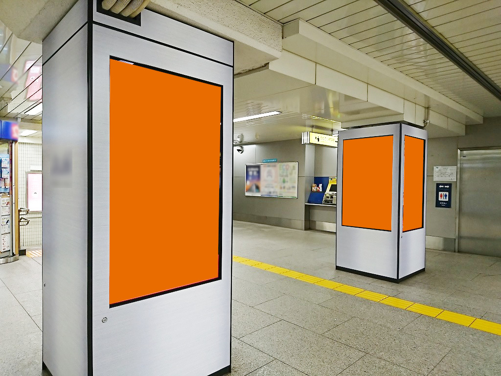 六本木駅の構内で展開する縦型のデジタルサイネージ広告の写真です