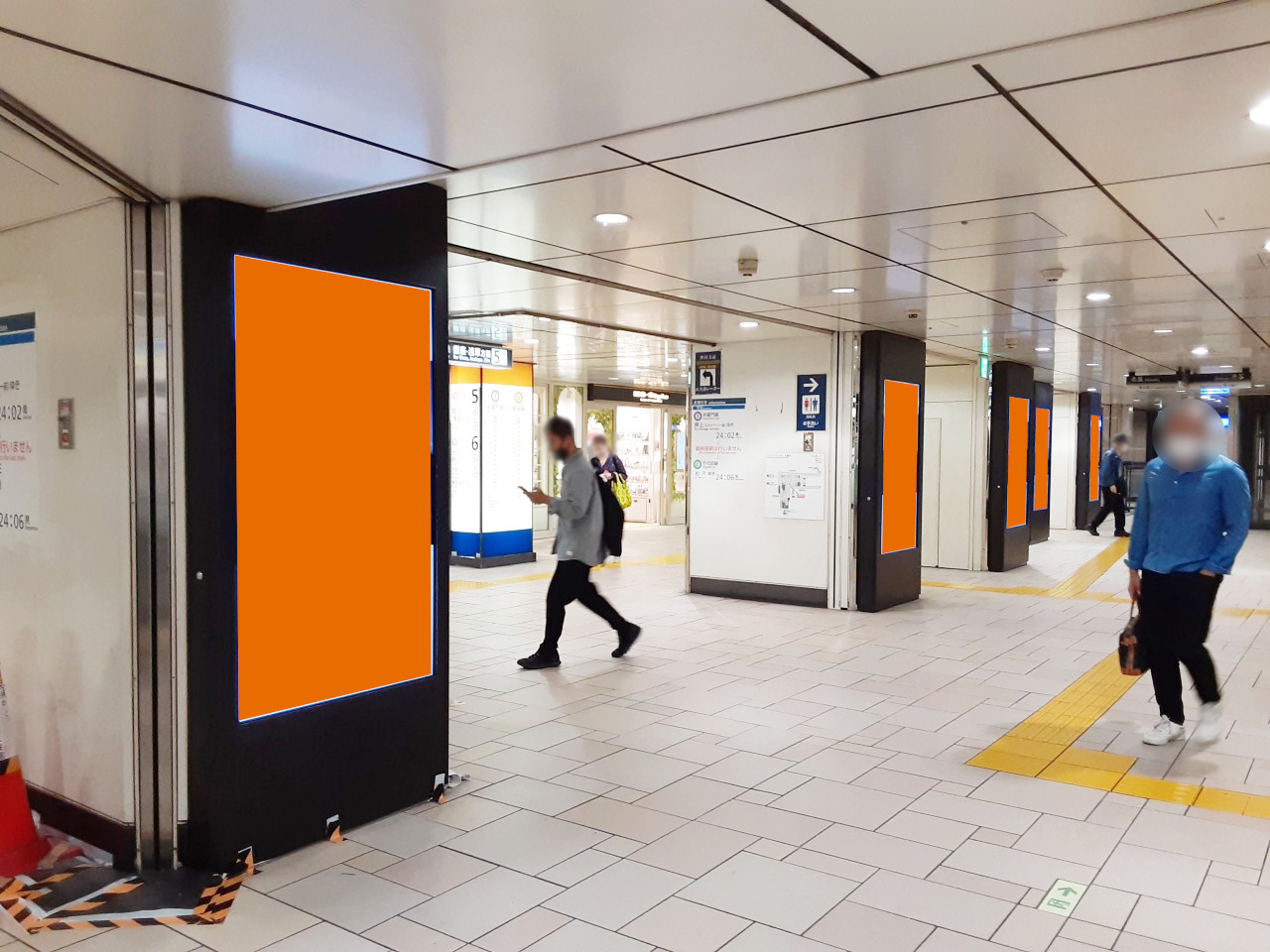 表参道駅の構内で展開する縦型のデジタルサイネージ広告の写真です