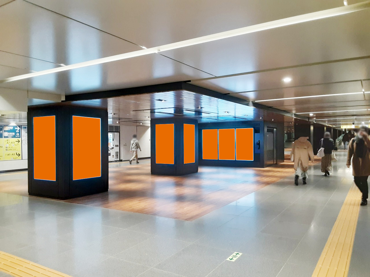 銀座駅の構内で展開する縦型のデジタルサイネージ広告の写真です