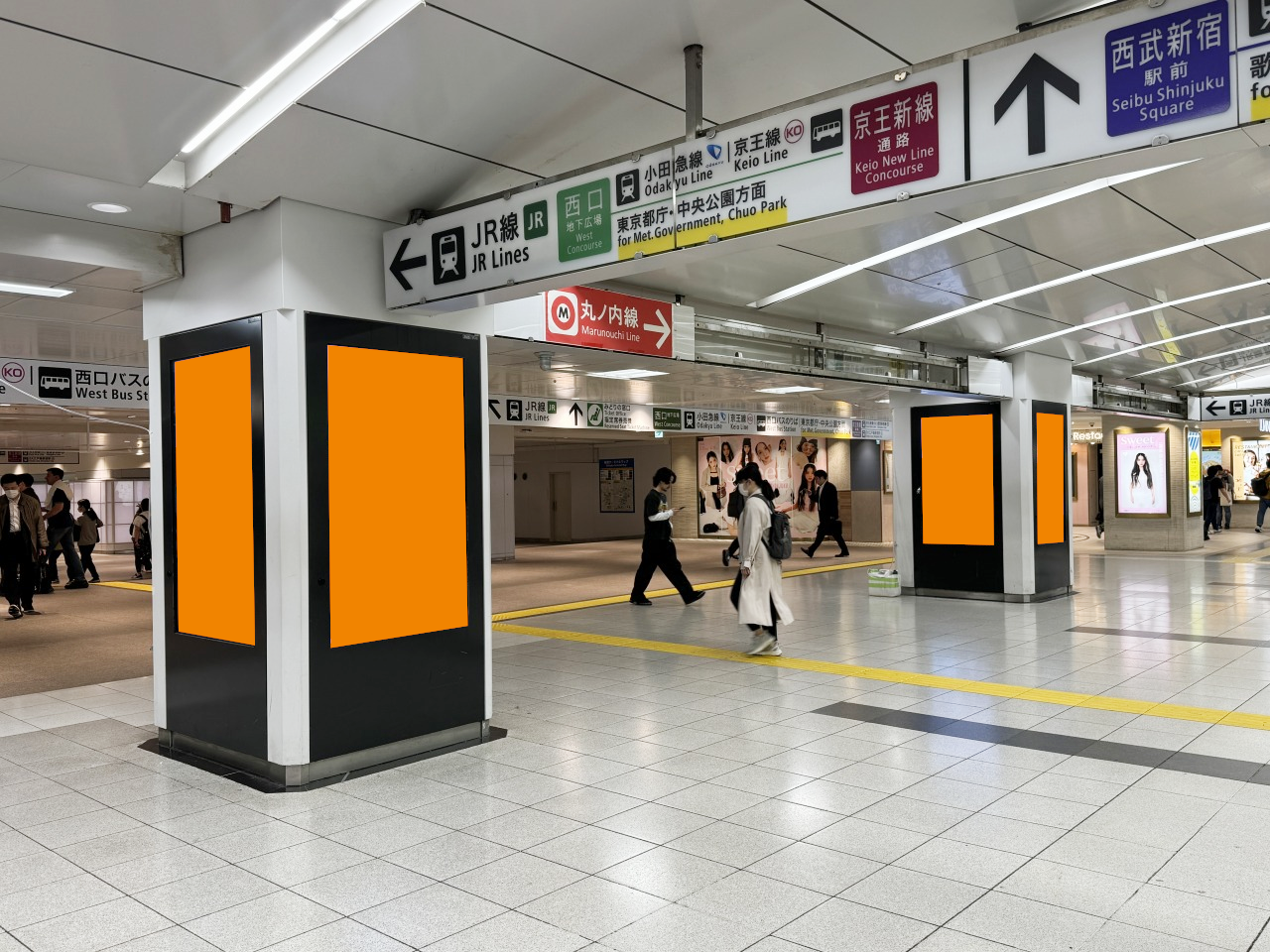 JR新宿駅改札前に設置されたデジタルサイネージです。